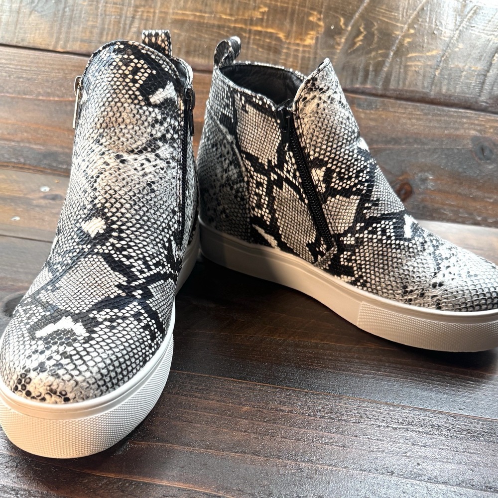 Nature Breeze Snake Print Sneaker Hidden Wedge Booties Women's Size 9 - Picture 2 of 15